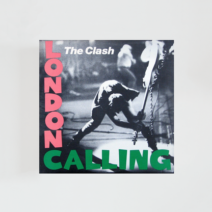 Portada del vinilo London Calling de The Clash, con la icónica imagen en blanco y negro de un bajista en pleno salto mientras golpea su instrumento contra el suelo, y tipografía en rosa y verde sobre fondo negro.
