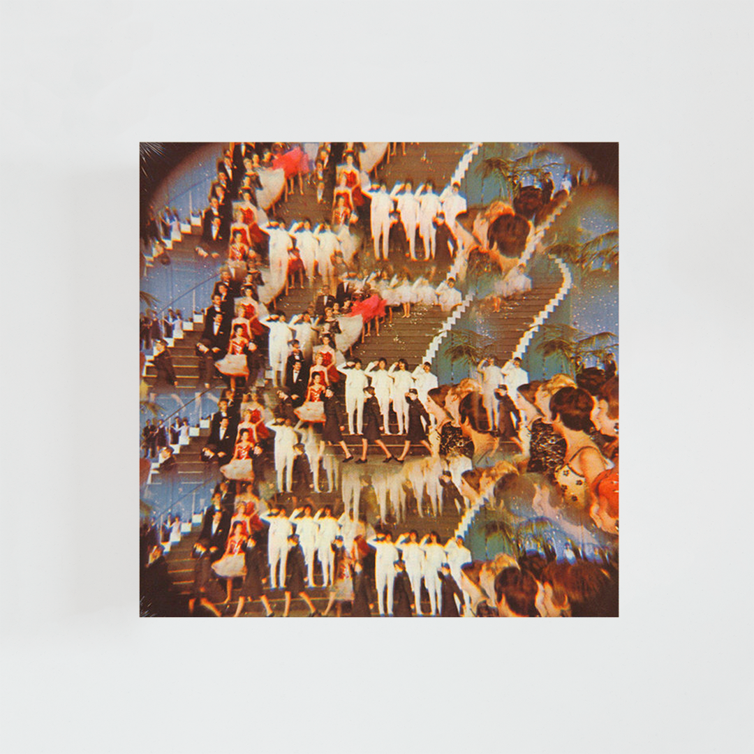 Contraportada del vinilo Magical Mystery Tour de The Beatles, mostrando fotos de los miembros de la banda en escenas del film Magical Mystery Tour y el listado de canciones del álbum de rock británico de 1967.