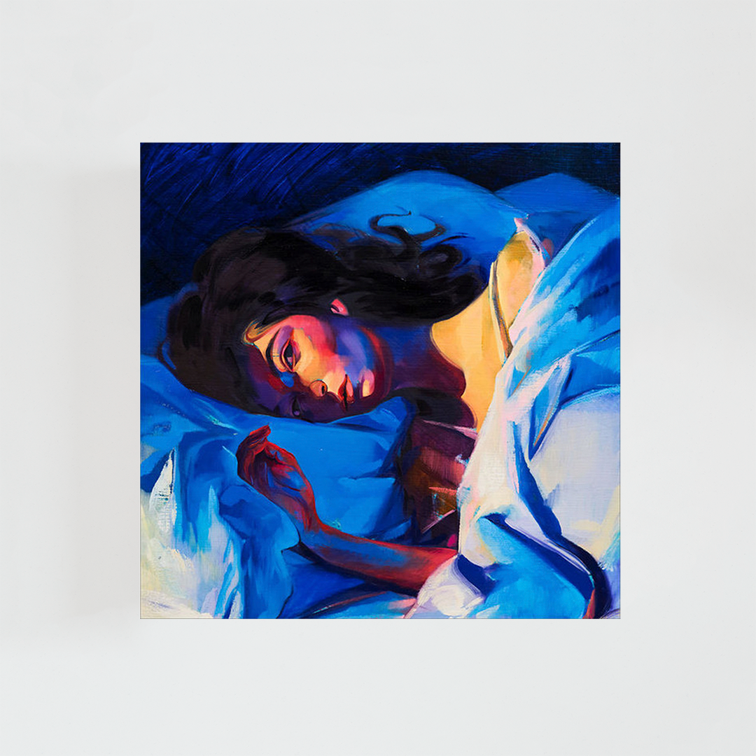 Portada del álbum “Melodrama” de Lorde, con una pintura expresionista de una mujer reclinada sobre una cama, rodeada de colores vibrantes y contrastes, representando emociones intensas y drama personal.