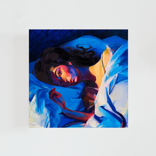 Portada del álbum “Melodrama” de Lorde, con una pintura expresionista de una mujer reclinada sobre una cama, rodeada de colores vibrantes y contrastes, representando emociones intensas y drama personal.