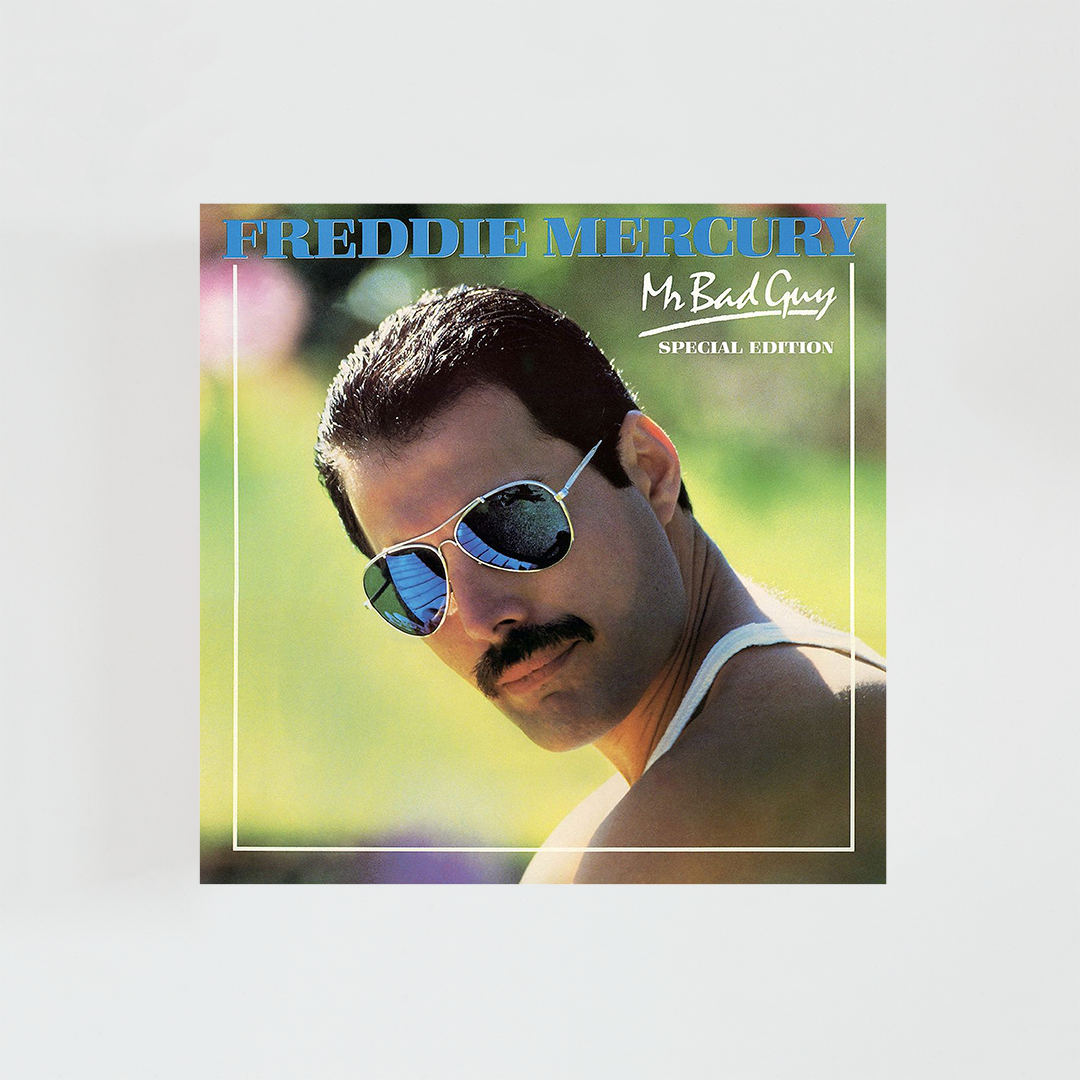Primer plano del rostro de Freddie Mercury sobre un fondo verde. El cantante aparece de perfil mirando de frente con expresión serena y gafas estilo aviador.