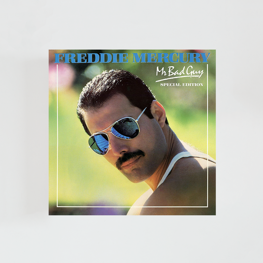 Primer plano del rostro de Freddie Mercury sobre un fondo verde. El cantante aparece de perfil mirando de frente con expresión serena y gafas estilo aviador.