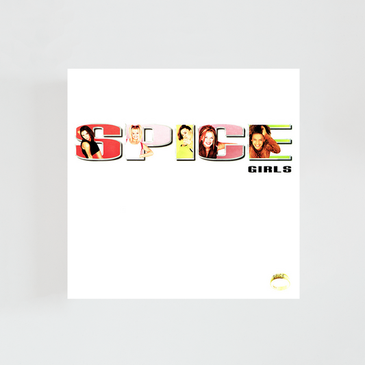 Portada del álbum “Spice” de Spice Girls, con las cinco letras de la palabra Spice con las integrantes del grupo, cada una con un estilo de vestimenta único que refleja sus personajes, mostrando una actitud enérgica y divertida.