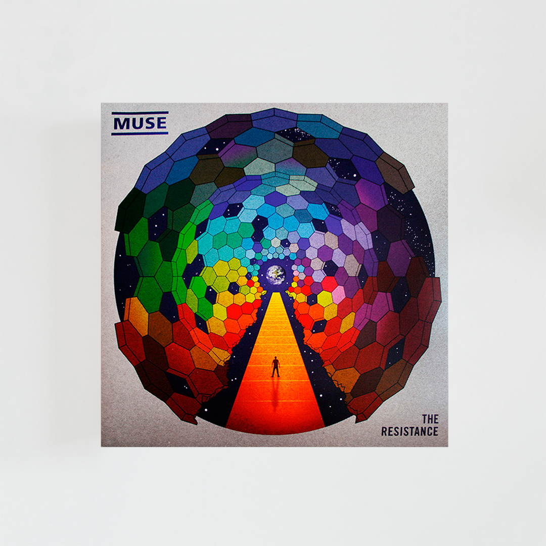 Portada del álbum “The Resistance” de Muse, con un diseño abstracto y futurista que muestra un edificio gigante en perspectiva desde abajo, iluminado con tonos rojizos y azules, transmitiendo una sensación de grandeza y rebelión.