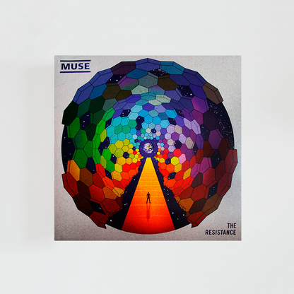 Portada del álbum “The Resistance” de Muse, con un diseño abstracto y futurista que muestra un edificio gigante en perspectiva desde abajo, iluminado con tonos rojizos y azules, transmitiendo una sensación de grandeza y rebelión.