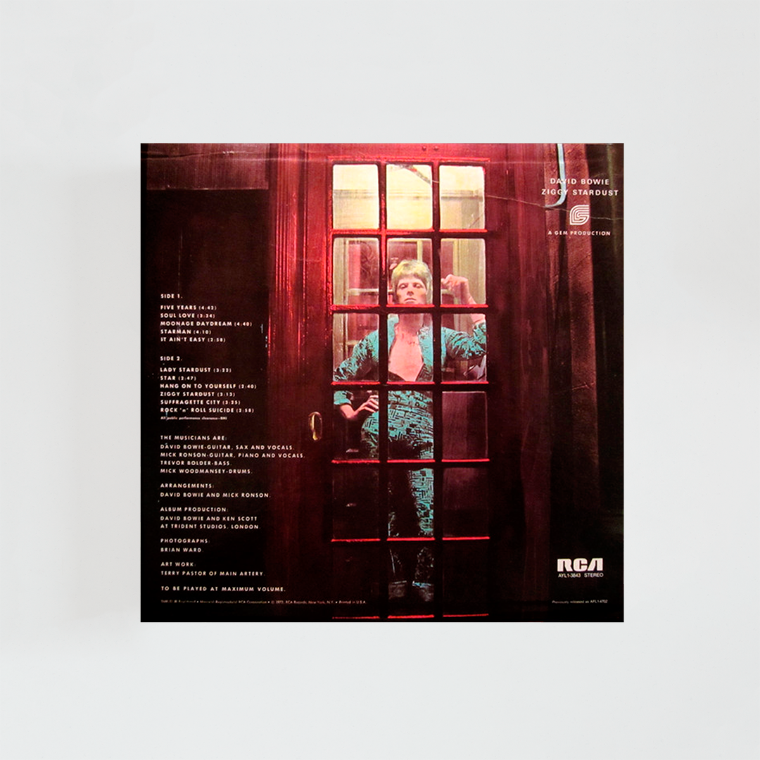 Contraportada del vinilo The Rise and Fall of Ziggy Stardust and the Spiders from Mars de David Bowie, mostrando fotos del artista en escenas relacionadas con Ziggy Stardust y el listado de canciones del álbum icónico de glam rock británico de 1972.