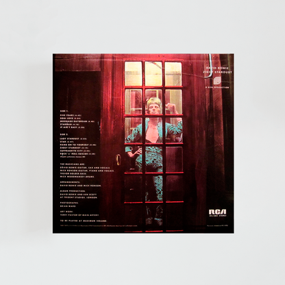 Contraportada del vinilo The Rise and Fall of Ziggy Stardust and the Spiders from Mars de David Bowie, mostrando fotos del artista en escenas relacionadas con Ziggy Stardust y el listado de canciones del álbum icónico de glam rock británico de 1972.