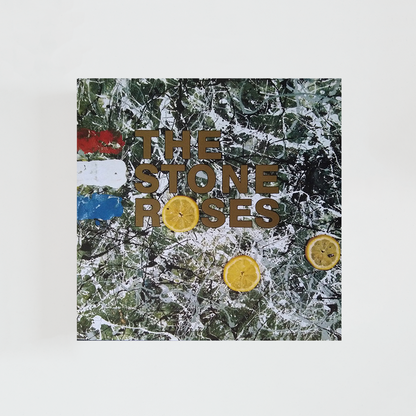 Portada del álbum The Stone Roses con una pintura abstracta de fondo en tonos verdes, amarillos y azules, salpicada de manchas y pinceladas de estilo expresionista. Sobre la composición aparecen varias rodajas de limón distribuidas por la imagen, junto a pequeñas franjas con los colores de la bandera francesa. El diseño tiene una estética artística y psicodélica, sin fotografías de la banda.