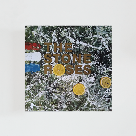 Portada del álbum The Stone Roses con una pintura abstracta de fondo en tonos verdes, amarillos y azules, salpicada de manchas y pinceladas de estilo expresionista. Sobre la composición aparecen varias rodajas de limón distribuidas por la imagen, junto a pequeñas franjas con los colores de la bandera francesa. El diseño tiene una estética artística y psicodélica, sin fotografías de la banda.
