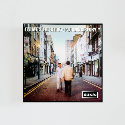 Portada del álbum “(What’s the Story) Morning Glory?” de Oasis, con los dos hermanos Gallagher caminando por la acera de una calle de Londres mientras dos transeúntes los observan, fotografía tomada de noche con iluminación urbana.