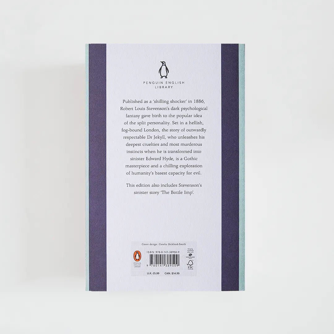 Trasera morada y celeste con sinopsis del libro en inglés Dr Jekyll and Mr Hyde de Robert Louis Stevenson de la colección Penguin English Library sobre fondo blanco.
