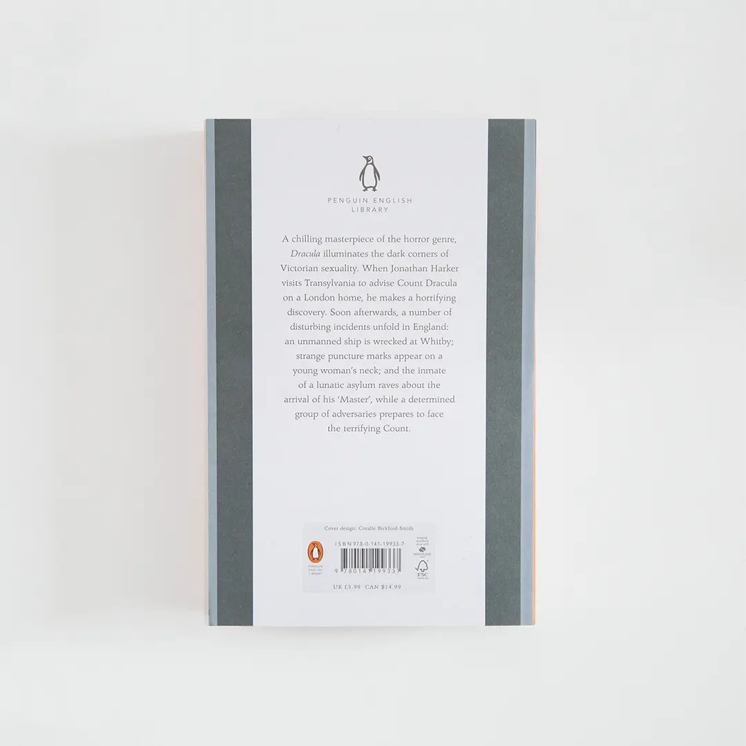 Trasera en tonos grises con sinopsis del libro en inglés Dracula de Bram Stoker de la colección Penguin English Library sobre fondo blanco.
