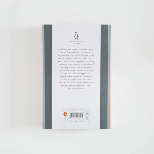 Trasera en tonos grises con sinopsis del libro en inglés Dracula de Bram Stoker de la colección Penguin English Library sobre fondo blanco.
