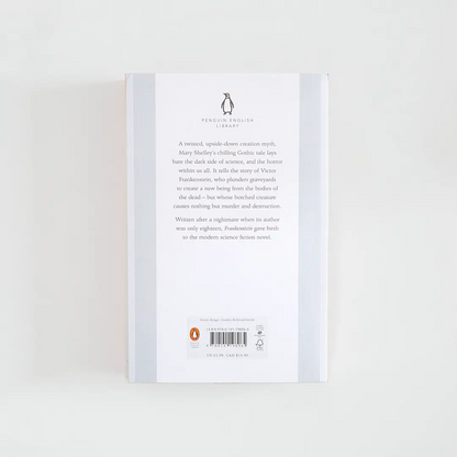 Trasera en tonos grises con sinopsis del libro en inglés Frankenstein de Mary Shelley de la colección Penguin English Library sobre fondo blanco.
