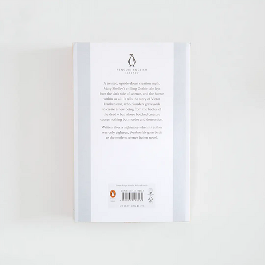 Trasera en tonos grises con sinopsis del libro en inglés Frankenstein de Mary Shelley de la colección Penguin English Library sobre fondo blanco.
