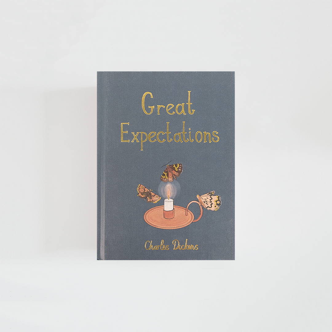Portada de Great Expectations de Charles Dickens, edición Wordsworth Collector’s Edition en azul grisáceo, con una vela encendida rodeada de polillas y detalles dorados.