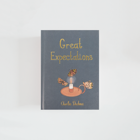 Portada de Great Expectations de Charles Dickens, edición Wordsworth Collector’s Edition en azul grisáceo, con una vela encendida rodeada de polillas y detalles dorados.