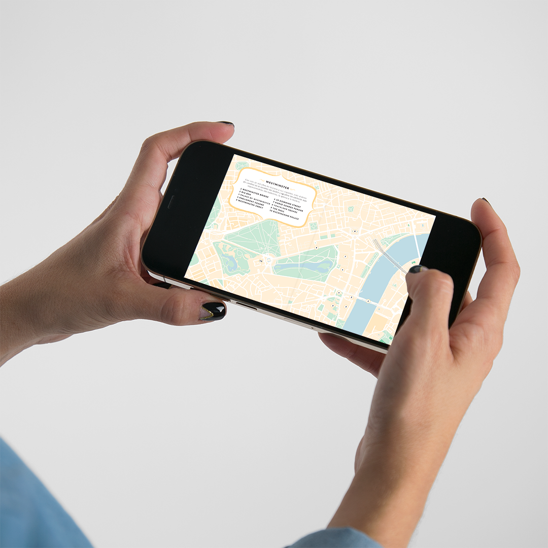 Chica mostrando en el móvil un mapa de Westminster de la guía digital de Londres Passport to London de Superbritánico.