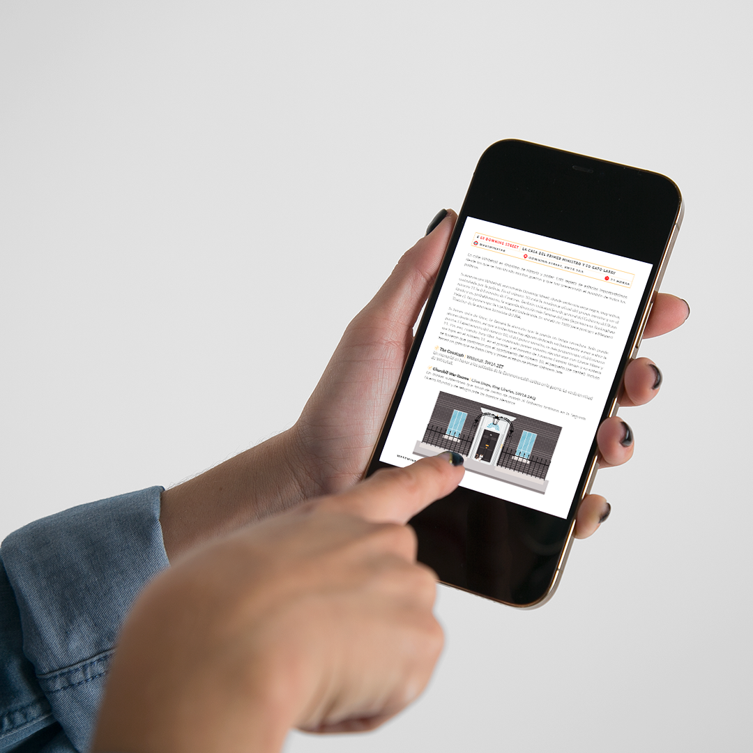 Chica señalando en el móvil la ilustración de Downing Street de la guía digital de Londres Passport to London de Superbritánico.