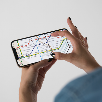 Chica mostrando en el móvil el mapa del metro de Londres de la guía digital de Londres Passport to London de Superbritánico.