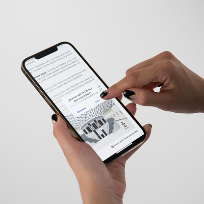 Chica abriendo en el móvil el enlace de horarios del British Museum de la guía digital de Londres Passport to London de Superbritánico.