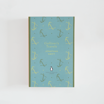 Portada del libro Gulliver's travels de Jonathan Swift color turquesa con título e ilustraciones de anclas de color amarillo.