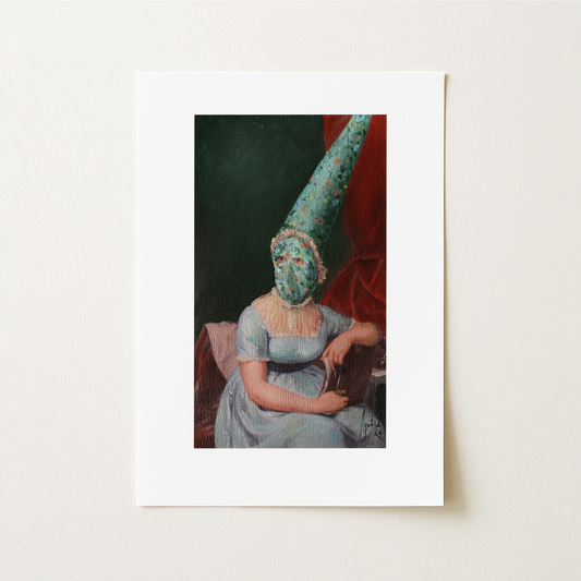 La obra reinterpreta el retrato de Jane Austen, una de las escritoras más influyentes de la literatura inglesa.

Incorpora un capirote de inspiración floral y aire regencial, evocando la delicadeza estética de su tiempo, junto a una copa de manzanilla que transforma su obra más célebre en un sugerente Orgullo, prejuicio y manzanilla, una fusión entre tradición literaria y esencia andaluza.