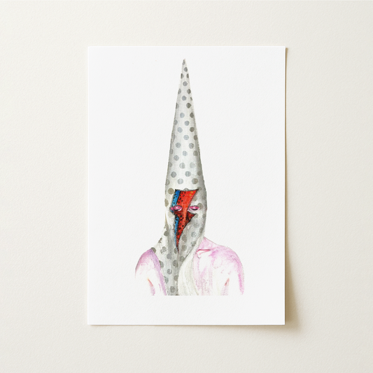 La obra reinterpreta el mítico álbum de David Bowie Aladdin Sane (1973), cuya portada con el rayo sobre su rostro se convirtió en un icono universal.

Incorpora un capirote que genera una inesperada fusión entre el camaleónico artista británico y la imaginería cofrade, creando un diálogo sorprendente entre la cultura pop y la tradición religiosa.