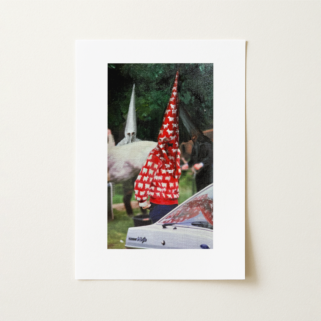 La obra reinterpreta la imagen de Diana, pocos meses después de anunciar su compromiso con el entonces príncipe Carlos de Inglaterra, con el reivindicativo sweater rojo de ovejas y un capirote con el mismo estampado y oveja negra, en una mezcla que fusiona uno de los outfits más icónicos de la princesa y la estética cofrade.