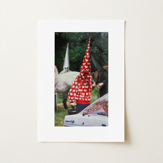 La obra reinterpreta la imagen de Diana, pocos meses después de anunciar su compromiso con el entonces príncipe Carlos de Inglaterra, con el reivindicativo sweater rojo de ovejas y un capirote con el mismo estampado y oveja negra, en una mezcla que fusiona uno de los outfits más icónicos de la princesa y la estética cofrade.