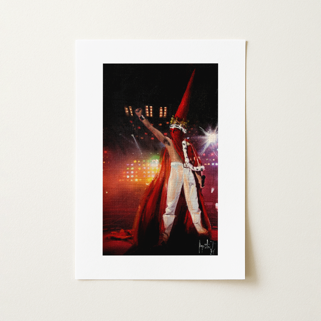 Se observa una lámina donde se reinterpreta una de las imágenes más emblemáticas de Freddie Mercury como Rey del Rock, con capa, corona y, además, capirote, en una sorprendente fusión entre la teatralidad del icono británico y el imaginario cofrade.