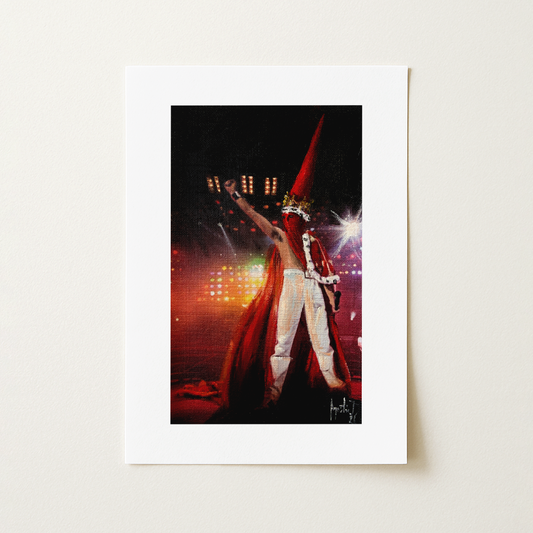 Se observa una lámina donde se reinterpreta una de las imágenes más emblemáticas de Freddie Mercury como Rey del Rock, con capa, corona y, además, capirote, en una sorprendente fusión entre la teatralidad del icono británico y el imaginario cofrade.