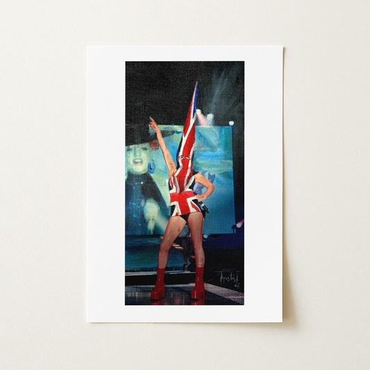 La obra presenta una reinterpretación de Geri Halliwell, integrante de las Spice Girls, con el icónico vestido de la Union Jack que lució en los Brit Awards de 1997, al que se le añade un capirote a juego en una inesperada mezcla de cultura pop británica e imaginario cofrade.