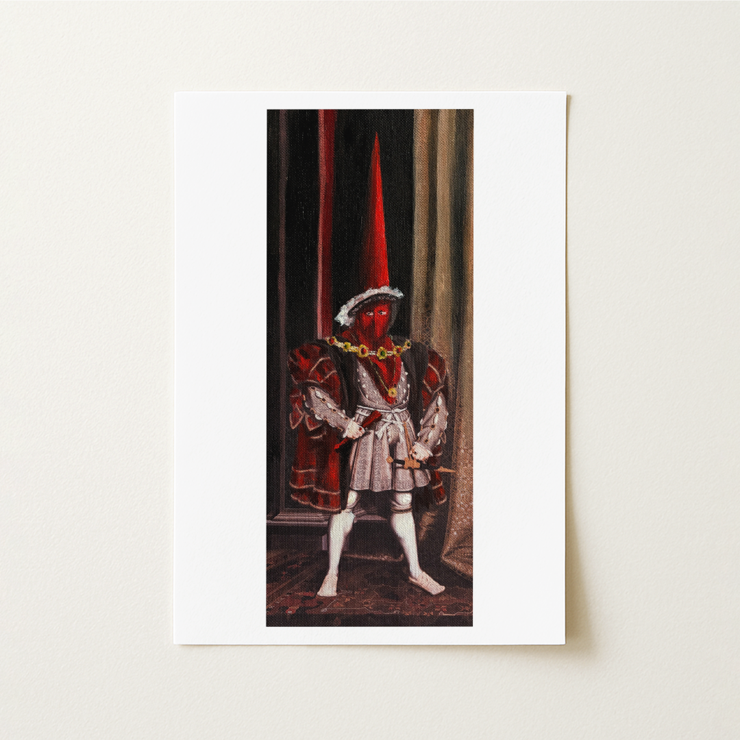 La obra reinterpreta el célebre retrato de Enrique VIII realizado por Hans Holbein el Joven, una de las imágenes más icónicas del poder monárquico en la Inglaterra del siglo XVI. 

Incorpora un capirote rojo, que evoca la sangre derramada durante su reinado, junto a un abanico a juego que transforma la obra original en una sugerente fusión entre la solemnidad del retrato cortesano y el folclore andaluz, donde el poder se reviste de nuevos códigos estéticos cargados de ironía y significado.