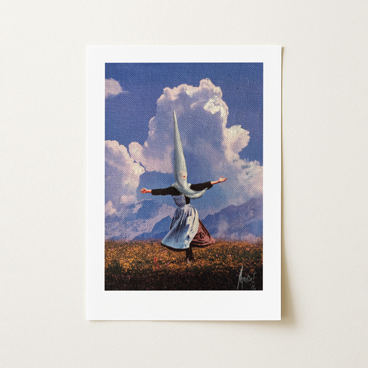 En la lámina observamos una reinterpretación de Julie Andrews en el papel de María en una de las escenas más icónicas de Sonrisas y lágrimas de 1965, en esta ocasión acompañada de un capirote, en una inesperada fusión entre la actriz británica y el imaginario cofrade.