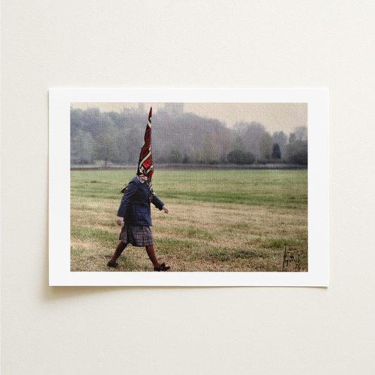 La obra reinterpreta a la reina Isabel II durante una de sus visitas a Balmoral, vestida de manera informal con falda a cuadros y abrigo, y acompañada de un capirote, en una sorprendente fusión entre la elegancia británica de la monarca y el imaginario cofrade.