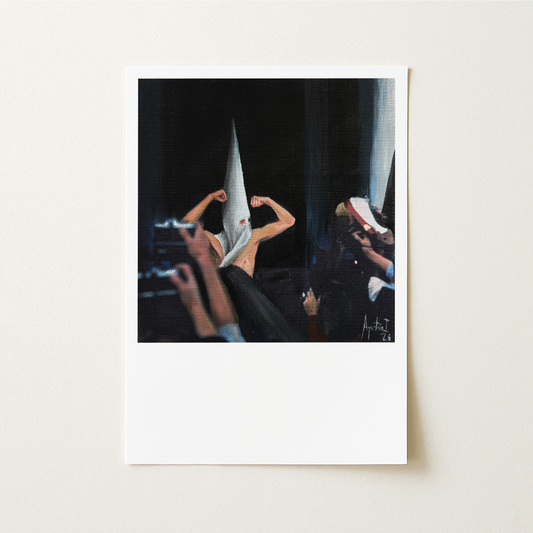 La obra homenajea a Spike, el excéntrico compañero de piso de William Thacker en Notting Hill, interpretado por Rhys Ifans. Con su humor absurdo, su desparpajo y su aire despreocupado, Spike se convirtió en uno de los secundarios más queridos de la comedia romántica británica de los años noventa.

En la película, Spike posaba con descaro en la&nbsp;blue door delante de los paparazzi; en esta versión, la obra añade un capirote a juego con su ropa interior, creando una divertida mezcla entre la famosa comedia