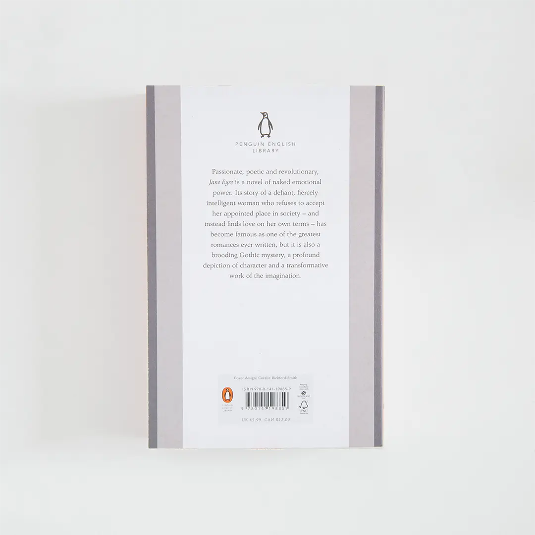 Trasera gris y roja con sinopsis del libro en inglés Jane Eyre de Charlotte Brontë de la colección Penguin English Library sobre fondo blanco.
