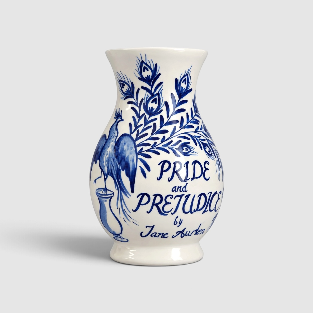 Jarrón Pride and Prejudice de cerámica blanca pintado a mano en azul cobalto sobre fondo blanco.