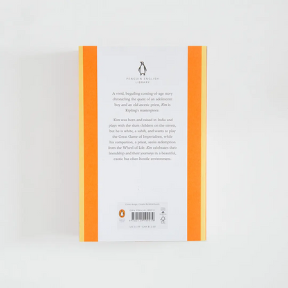 Trasera naranja y amarilla con sinopsis del libro en inglés Kim de Rudyard Kipling de la colección Penguin English Library sobre fondo blanco.
