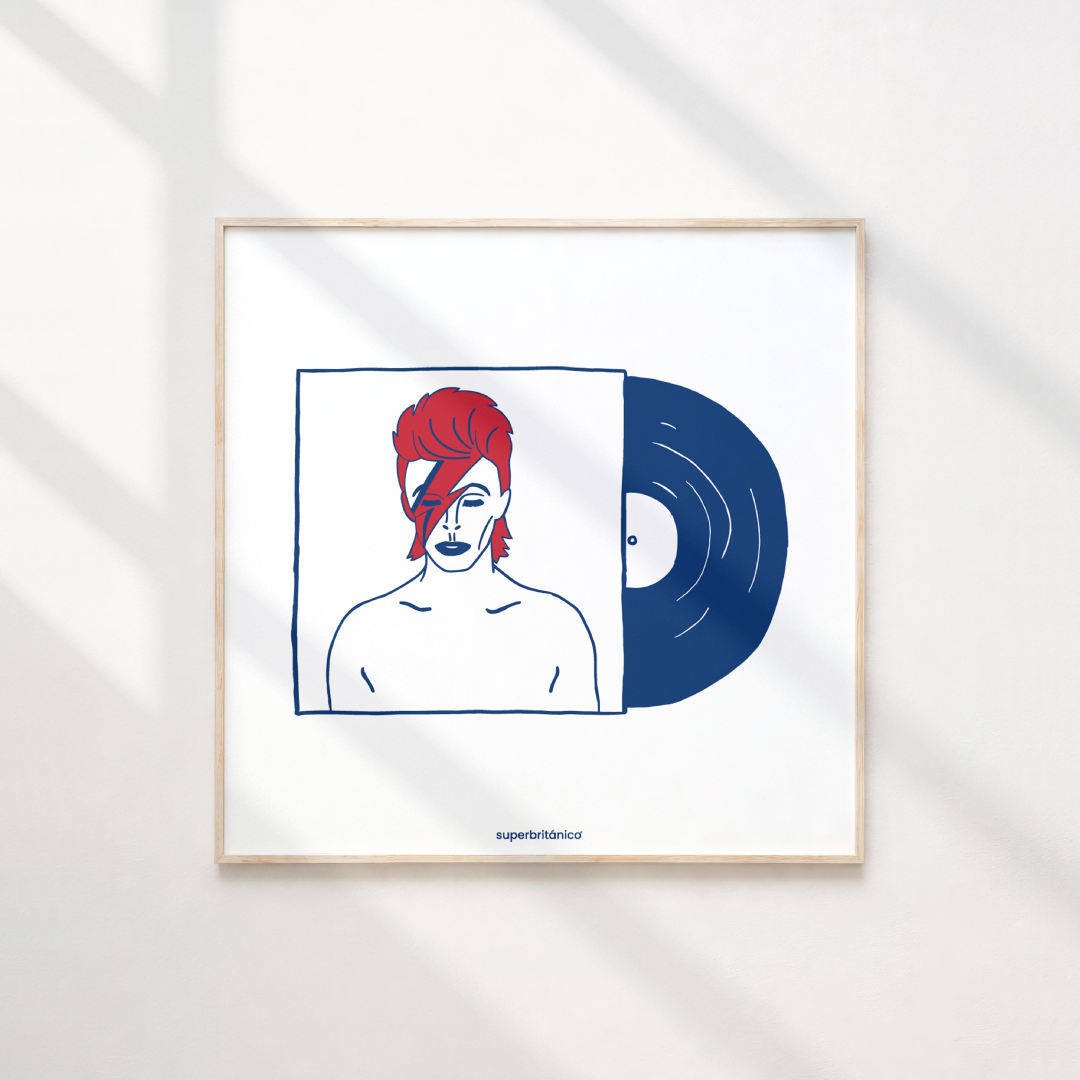 Lámina inspirada en la portada Aladdin Sane (1973), el mítico álbum de David Bowie con el icónico rayo rojo y azul cruzando el rostro sobre fondo limpio.