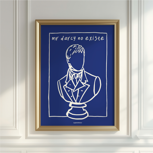 Lámina decorativa con ilustración minimalista de un busto de Mr. Darcy en líneas blancas sobre fondo azul, con la frase manuscrita Mr darcy no existe, enmarcada en marco dorado sobre pared clara.
