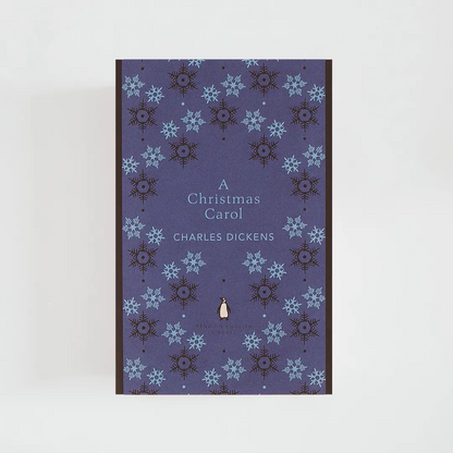 Portada azul oscuro del libro en inglés A Christmas Carol de Charles Dickens de la colección Penguin English Library sobre fondo blanco.
