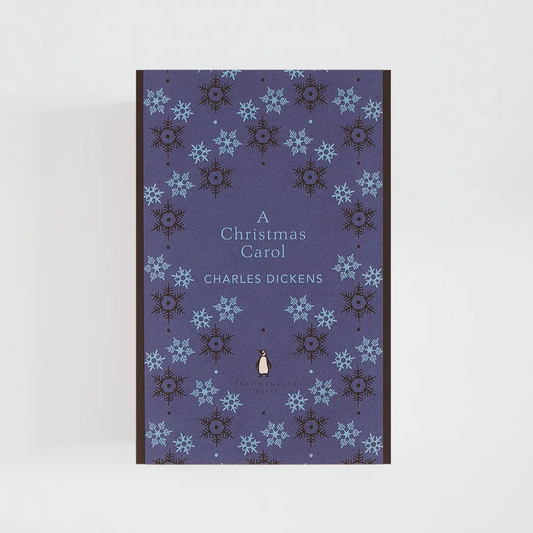Portada azul oscuro del libro en inglés A Christmas Carol de Charles Dickens de la colección Penguin English Library sobre fondo blanco.

