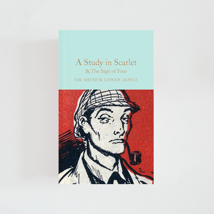 Portada del libro A Study in Scarlet & The Sign of the Four de Arthur Conan Doyle (The Collector's Library) de color celeste acompañada de imagen inspirada en la novela.