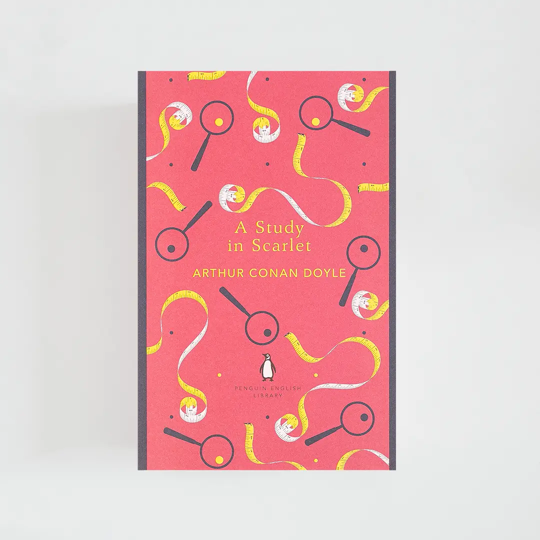 Portada rosa, amarilla y gris del libro en inglés A Study in Scarlet de Arthur Conan Doyle de la colección Penguin English Library sobre fondo blanco.
