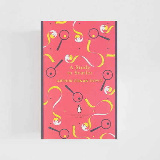 Portada rosa, amarilla y gris del libro en inglés A Study in Scarlet de Arthur Conan Doyle de la colección Penguin English Library sobre fondo blanco.
