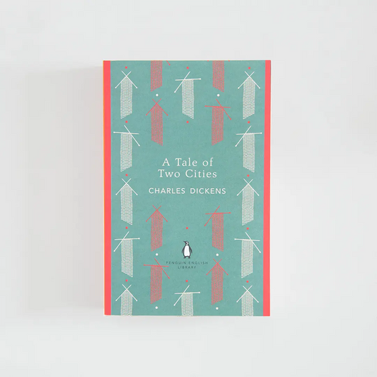 Portada turquesa y roja del libro en inglés A Tale of Two Cities de Charles Dickens de la colección Penguin English Library sobre fondo blanco.
