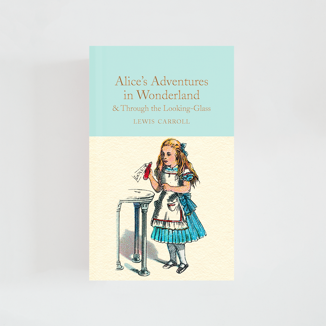 Portada del libro Alice's Adventures in Wonderland & Through the Looking-Glass de Lewis Carroll (The Collector's Library) de color celeste acompañada de imagen inspirada en la novela.