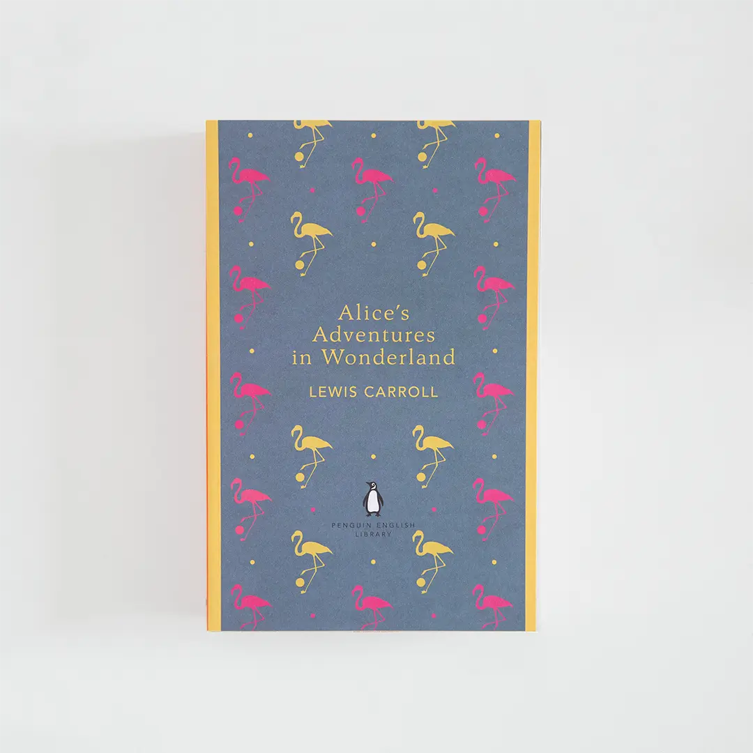 Portada azul y amarillo del libro en inglés Alice's Adventures in Wonderland de Lewis Carroll de la colección Penguin English Library sobre fondo blanco.
